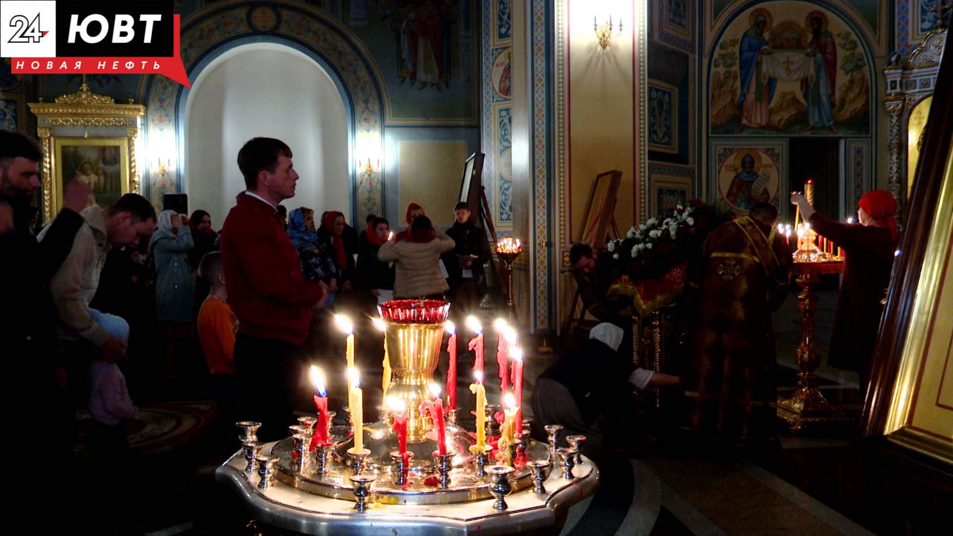 люди молятся в церкви в альметьевске